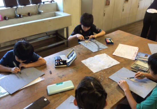 【４年】図画工作科『ほってすって見つけて』