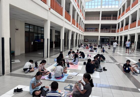 バスの絆を深めるお弁当タイム　３年生