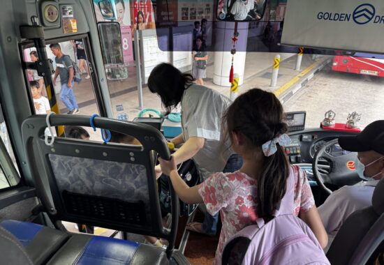 安全な登下校を支える　「バス同乗指導」