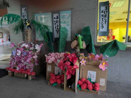 笑顔で迎える新学期　チャンギ門松